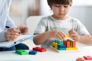 Ocena funkcjonowania językowego dziecka z autyzmem – jak i co obserwować, by odpowiednio pomóc?