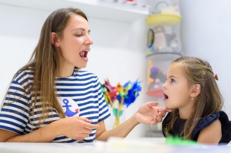   Wspieranie rozwoju mowy w terapii SI. Postawa ciała i rozwój zmysłów a rozwój mowy